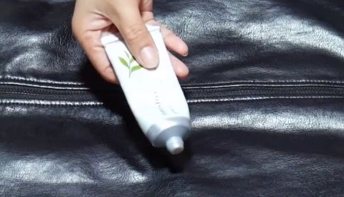 绒面皮衣脏了怎么干洗,皮衣可以普通干洗么