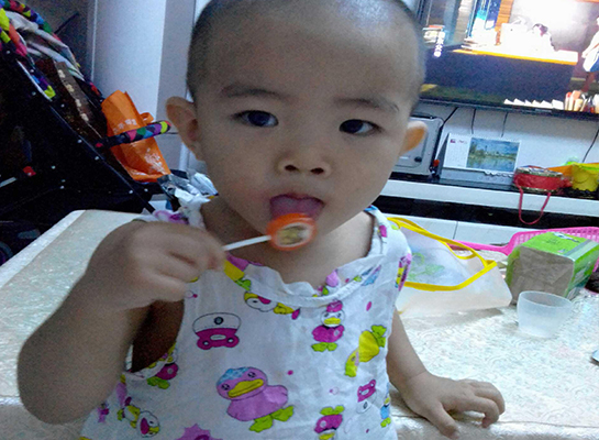 奶奶误将孙子手指当花生,奶奶误将孙子手指当花生米