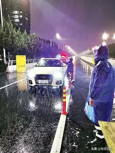 战疫一线党旗高高飘扬,如何让党旗在战疫一线高高飘扬