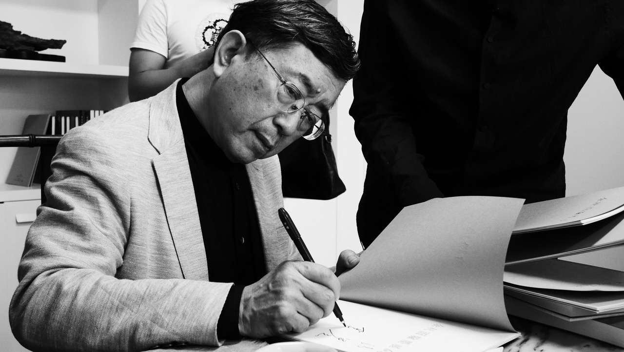 被众人围困靠开朗之书脱出重围,余秋雨被怼得最惨的一次完整版