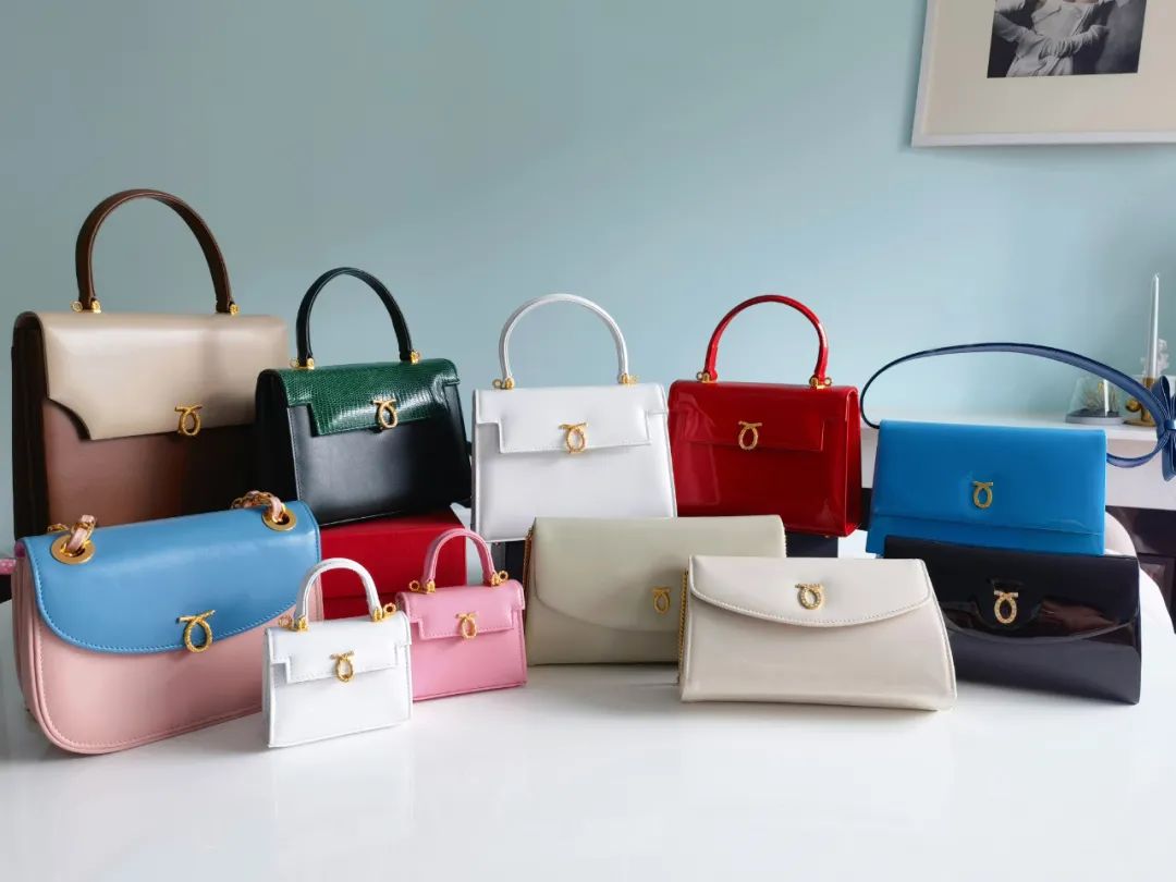 英国女王拿过的包包,英国伊丽莎白女王二世包包