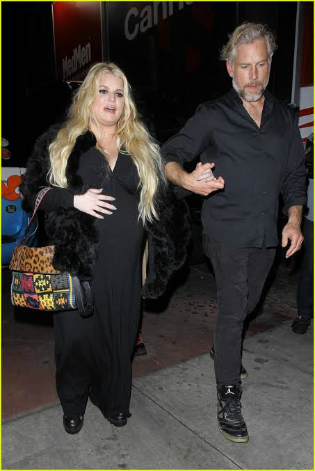 美国女子被家暴虐待身亡,美国女孩惨遭虐待