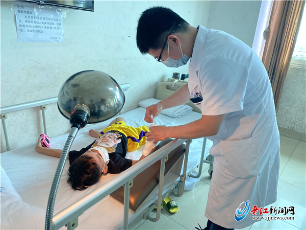 孩子手指被夹断紧急送往医院求救,3岁孩子手指被夹断