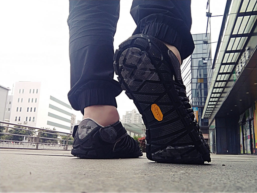 奇怪而又舒适：VibramFuroshiki包裹鞋体验