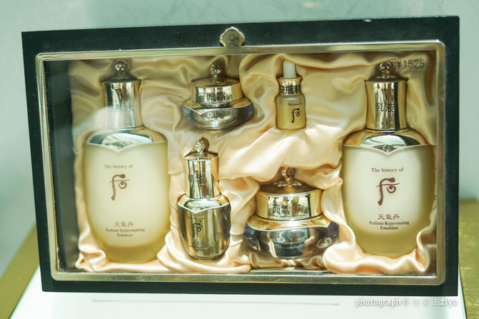 一群年轻人到三亚，摆pose，拍照