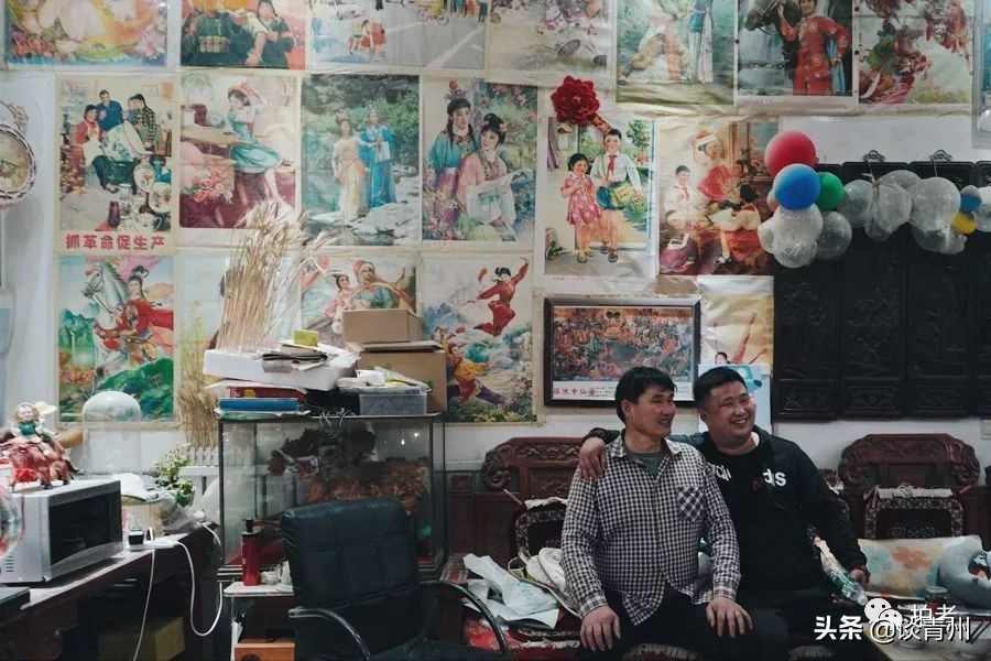 大衣哥朱之文买新车引围观,大衣哥朱之文被农民围观