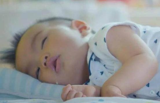 宝宝出生后睡婴儿床还是跟妈妈睡,出生的婴儿要不要睡枕头