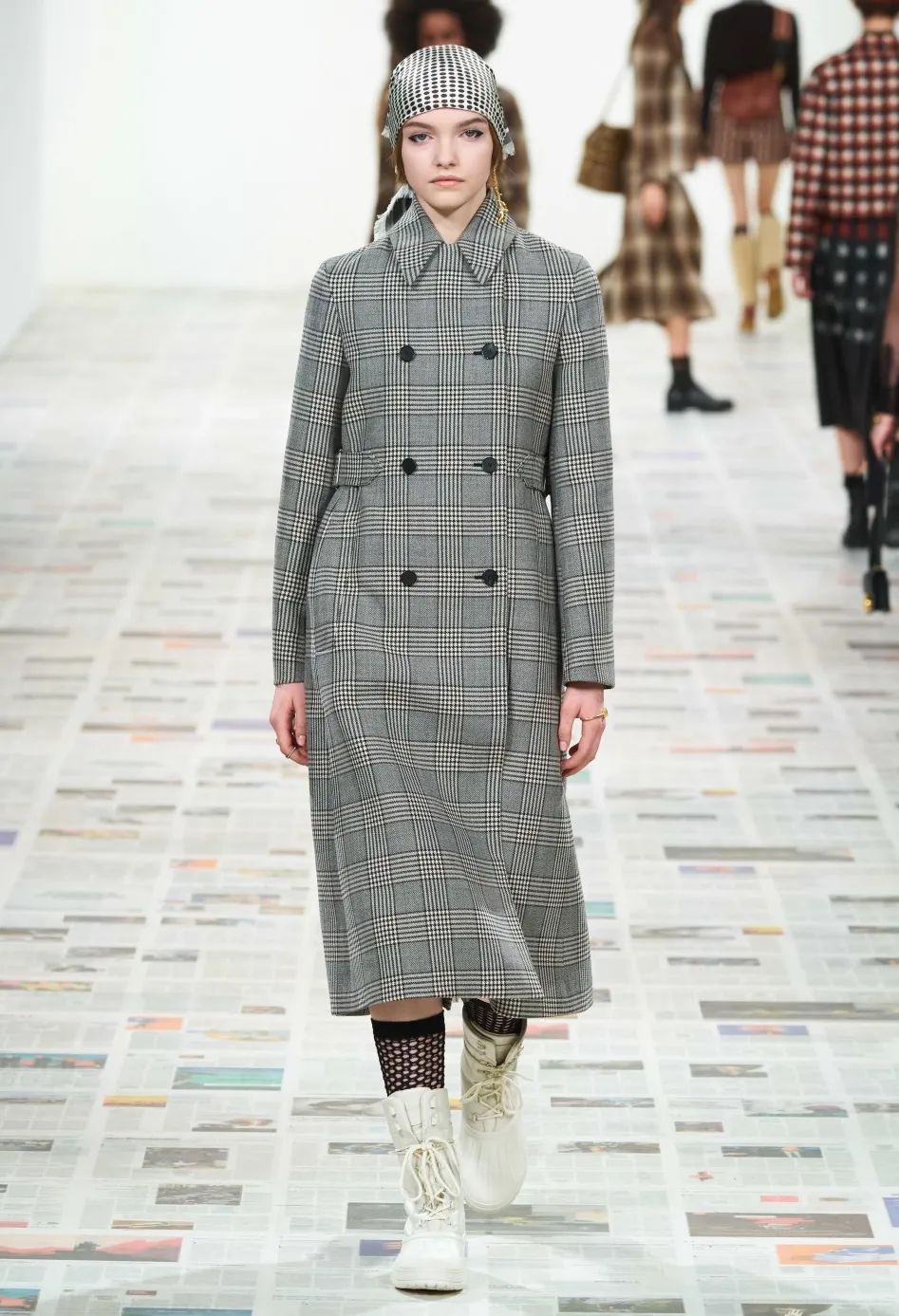 黑白格纹大衣怎么搭配好看,戴帽子黑白格纹大衣怎么搭配好看