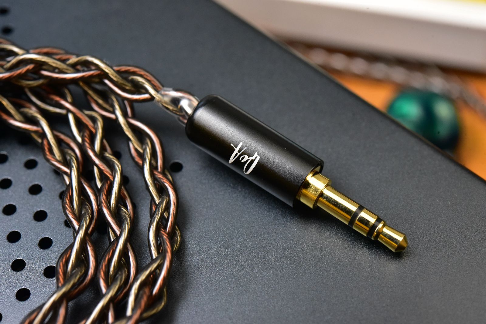 小众只是在国内不出名，在日本耳机圈它却是索尼般的存在