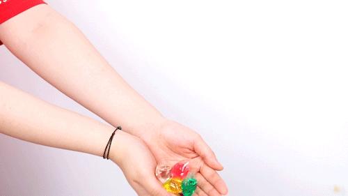 洗衣液倒多了衣服洗不干净怎么办,洗衣液直接倒衣服上变色怎么恢复