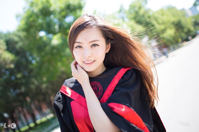 小说：他身为美女总裁的老公，却被安排当公司前台，手都不肯让牵