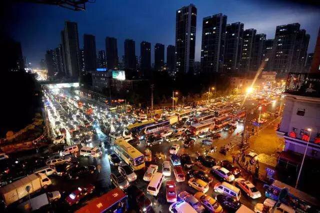 慌忙的早晨（世象新说）