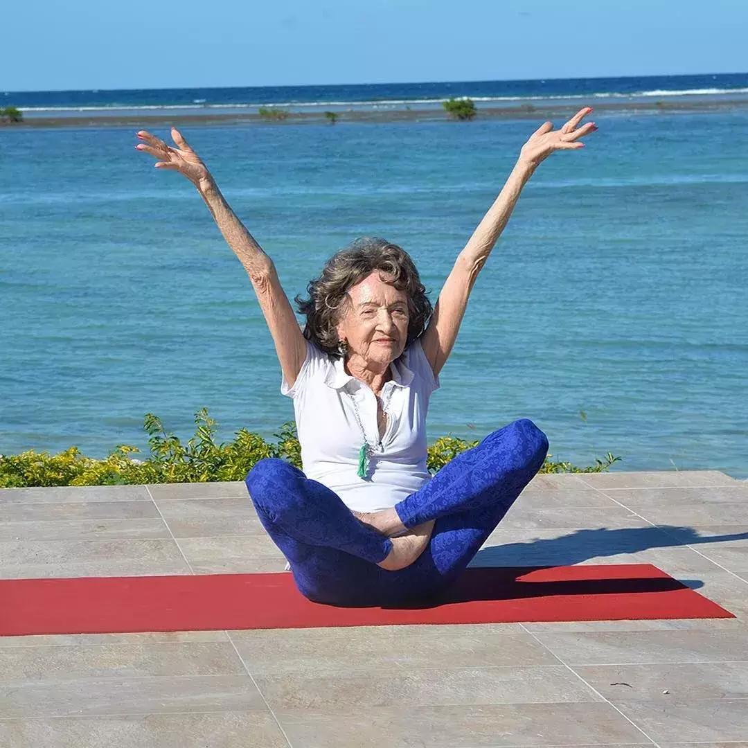 练瑜伽对中老年人有非常大的好处,65岁以上的人还能练养生瑜伽吗