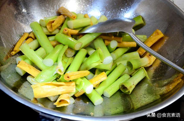芋头的花在云南也是道好菜，做不好会麻嘴，这样做保证安全又好吃