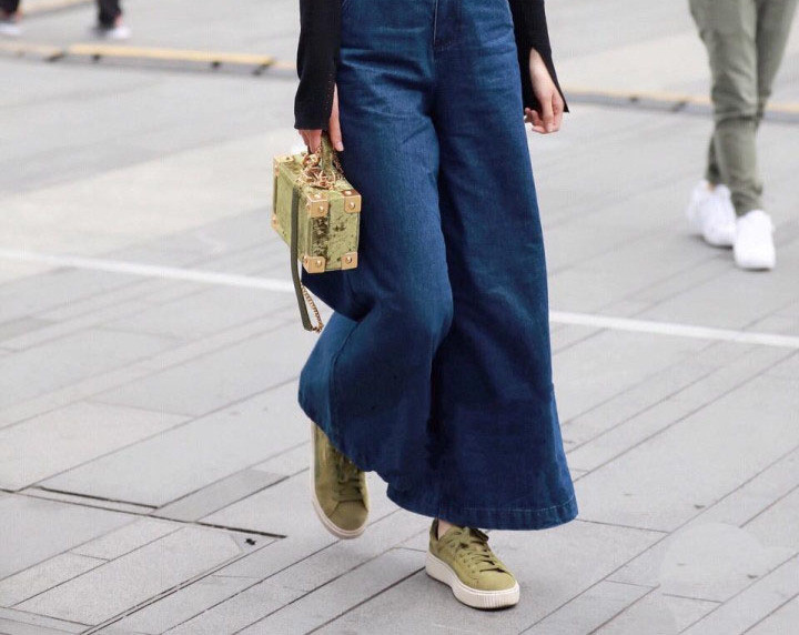 蜜桃裤脚设计这么宽松,可窝藏三个人了,真浪费布料!