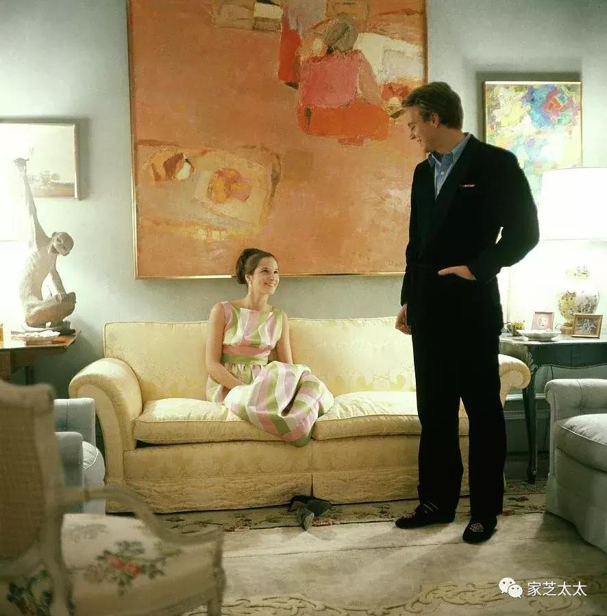 我和有钱人之间，就差一张白沙发了