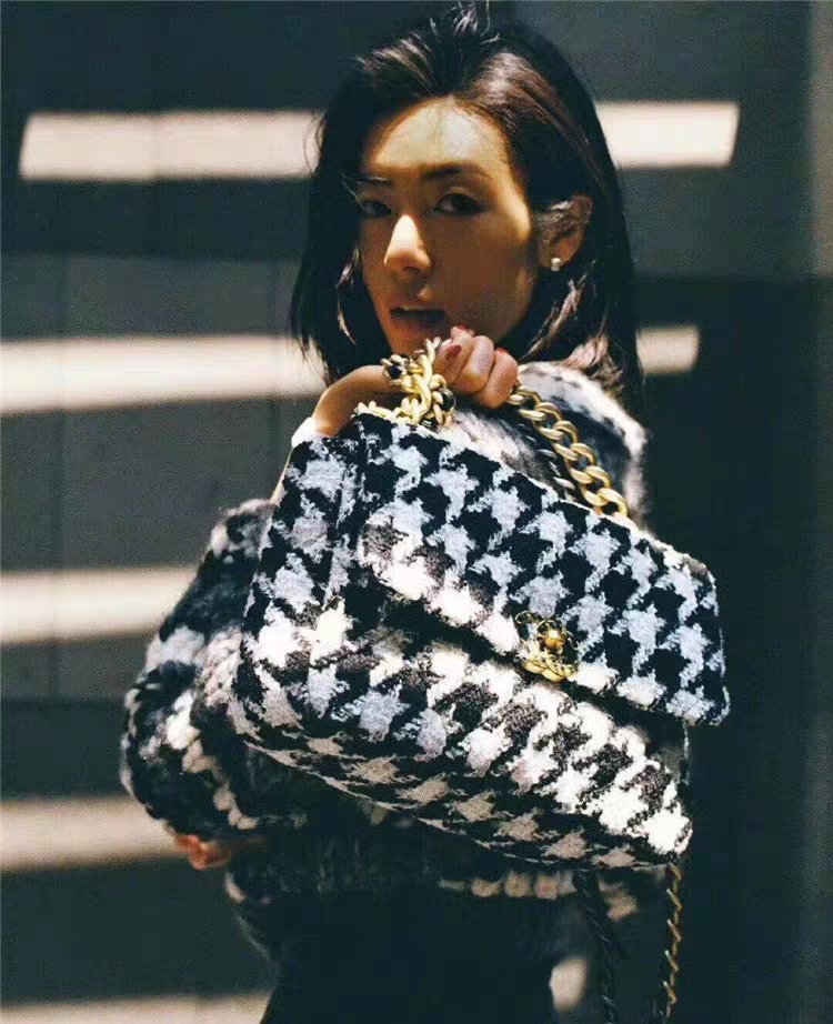 “垃圾分类包”已经失宠,今年冬天流行“千鸟格包”,实用又洋气