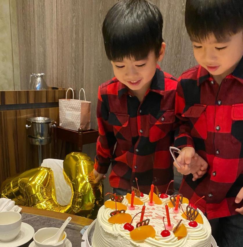 Kimi双胞胎弟弟生日，林志颖给儿子写祝语，母子三人对话温馨