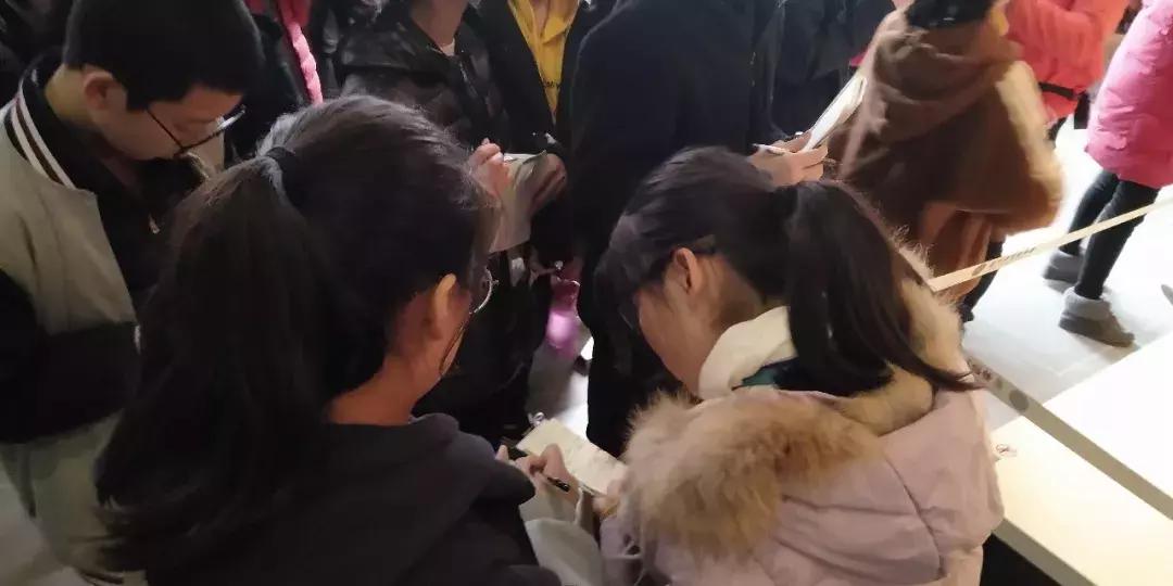 在地铁里包下一辆车，是种怎样的体验？