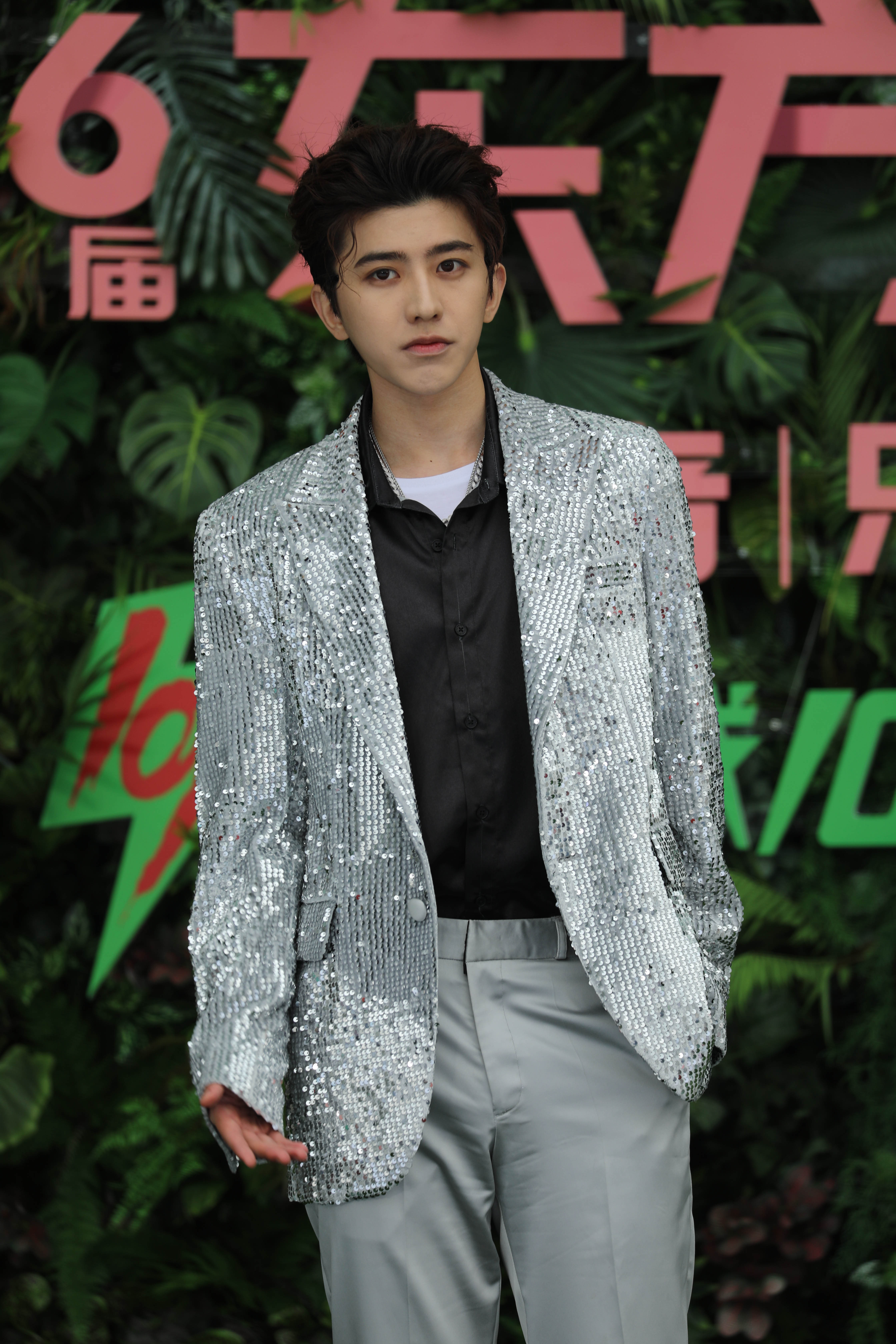 倪妮穿迪丽热巴时尚芭莎同款礼服,倪妮迪丽热巴白礼服