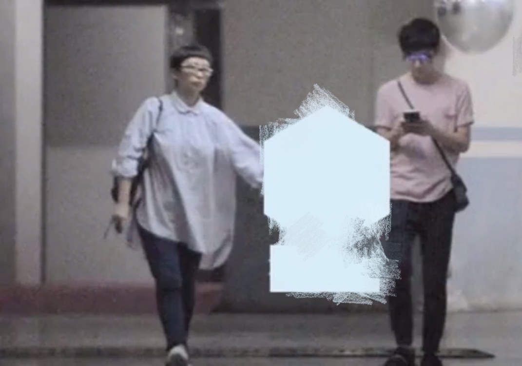 何炅自曝初恋当上“电灯泡”，青涩情谊变单恋，女主被疑是龙丹妮