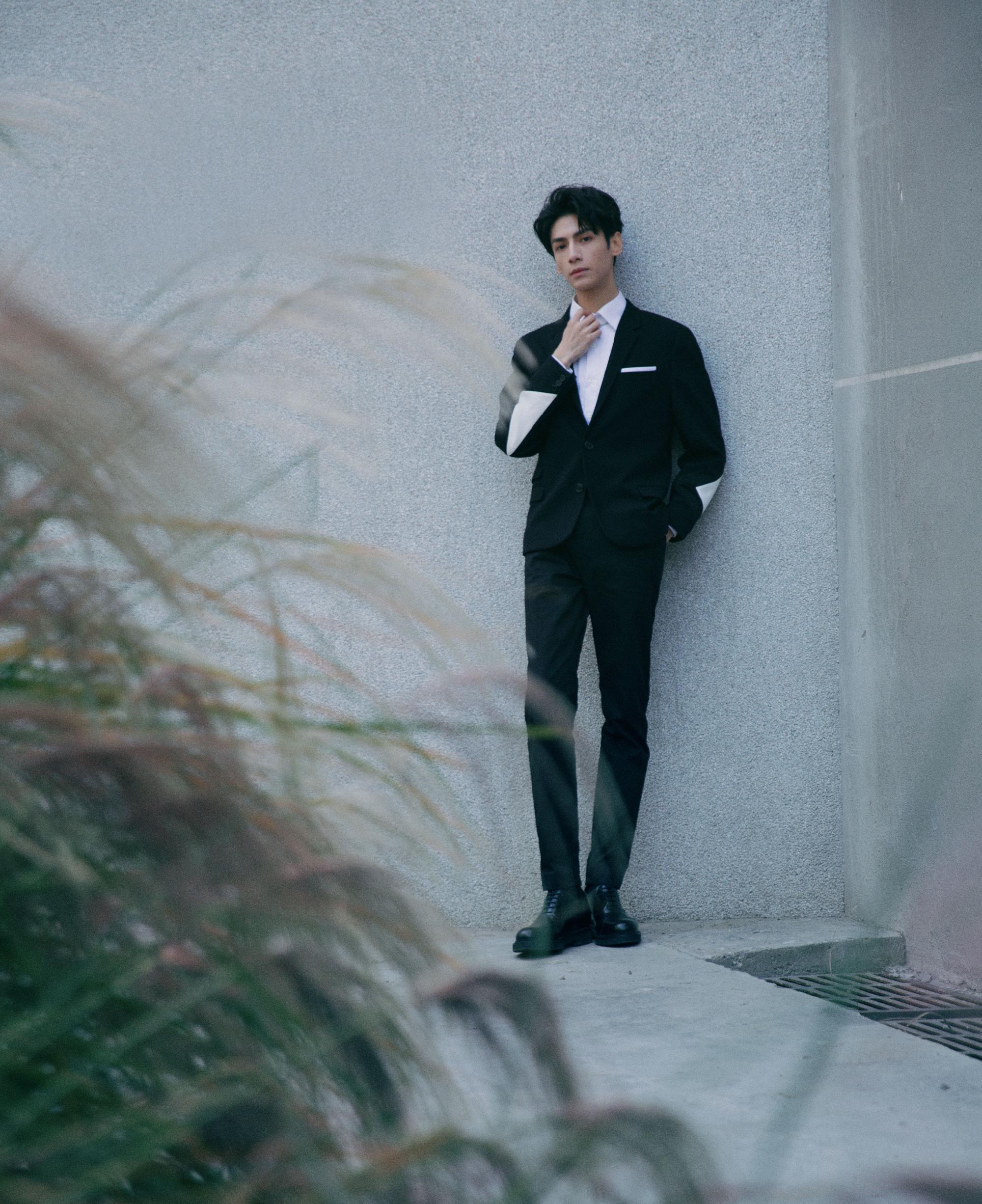 罗云熙何以笙箫默穿西装,罗云熙白衣现代古风西装