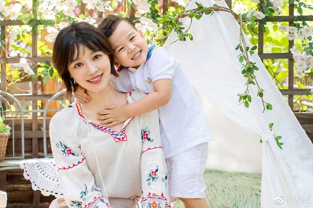 央视播音员胡蝶有几次婚姻,胡蝶荣立二等功