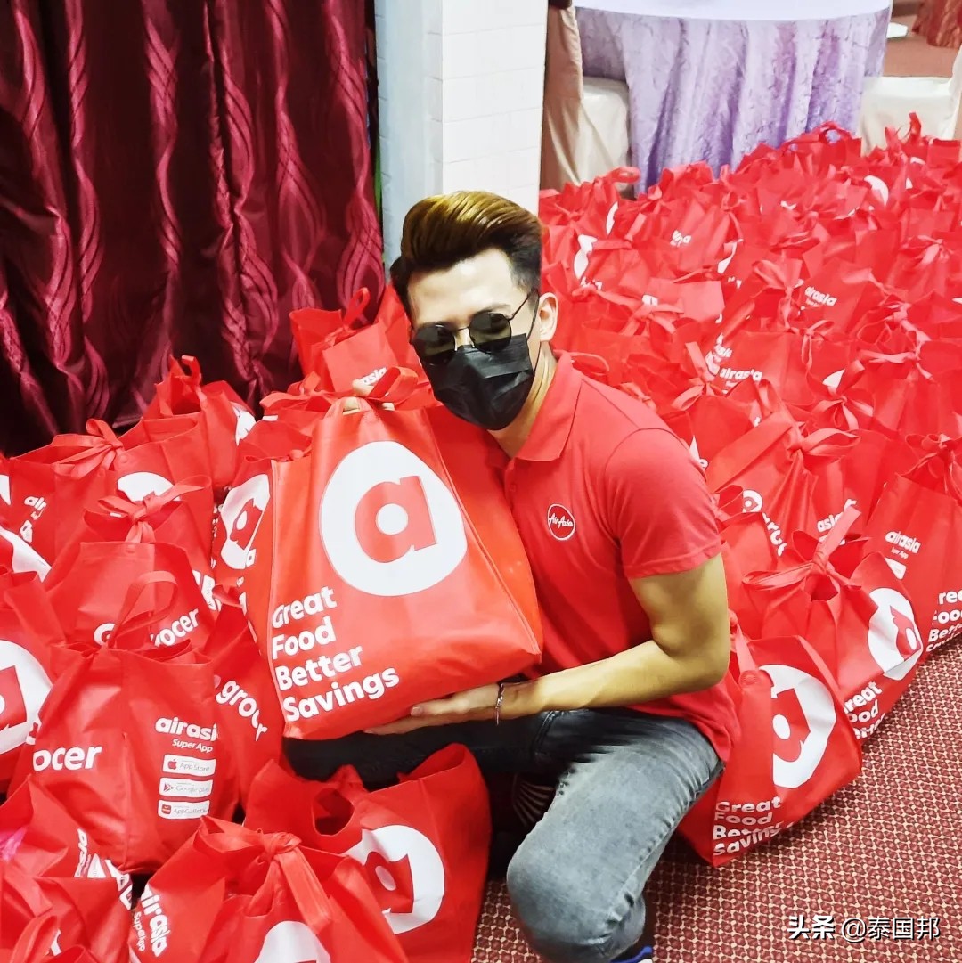 逆境中坚持！空姐搞直播、空少开专车，亚航生存困难但并没有倒闭