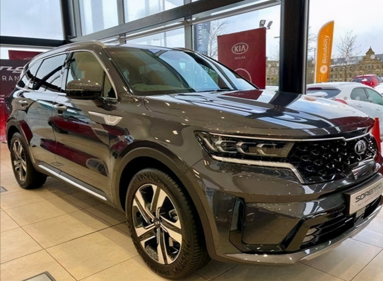 韩系“大七座”索兰托来袭，1.6T+四驱，空间媲美丰田汉兰达