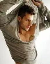 谁敢在我举哑铃时讲笑话,我见一次打一次