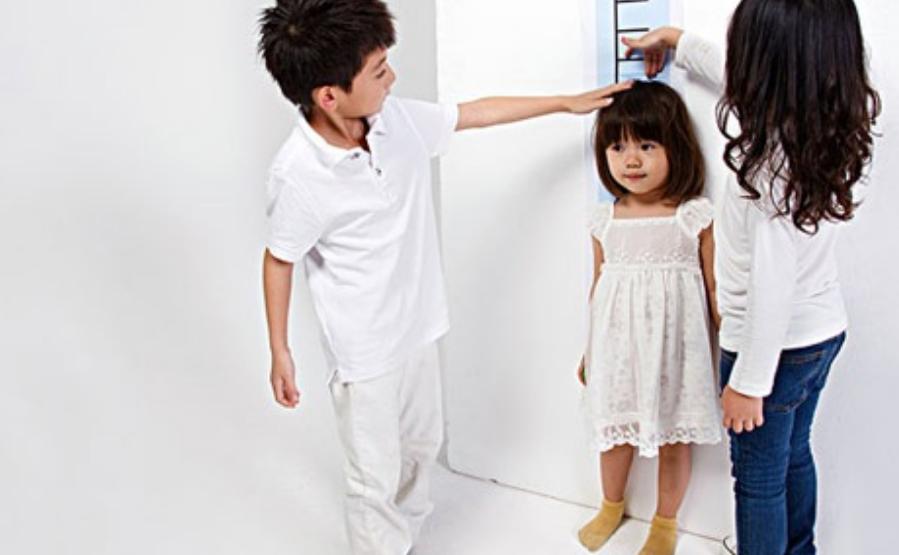 家长发现孩子偏矮时该如何处理,怎么判断自家娃矮小