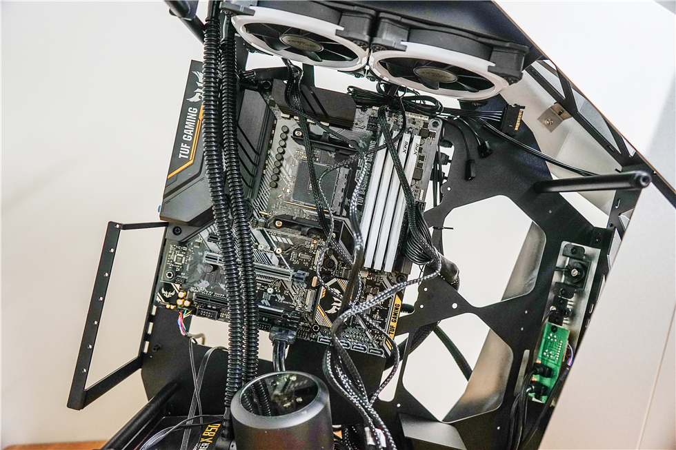 科技以灯为本,3600X+B450+BMR-24水冷+大水牛铁血战士机箱装机秀