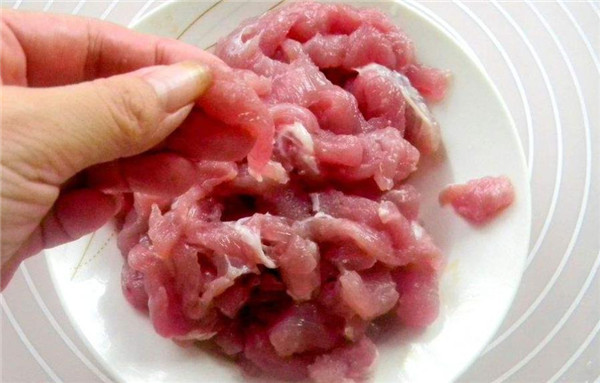 吃猪肉总感觉有臭味别人吃不出来,吃猪肉总是觉得猪肉是臭的