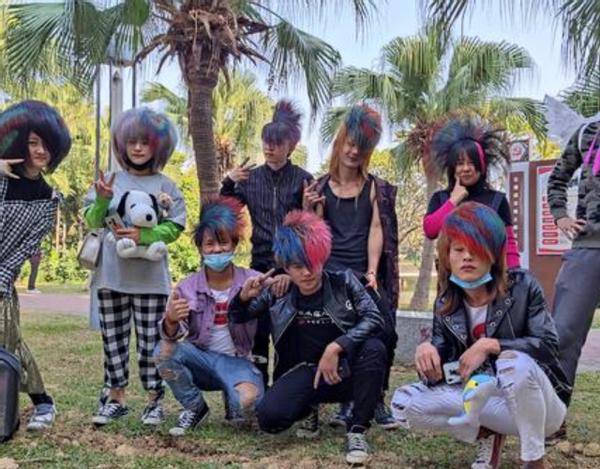 广东小伙罗福兴:11岁创办“杀马特家族”,拒绝富婆追求后怎样