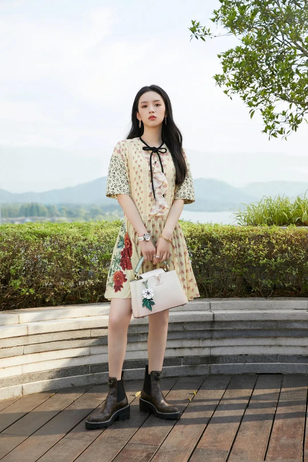 何穗冬天穿衣搭配技巧 (何穗的日常穿搭简单大方又有气质)