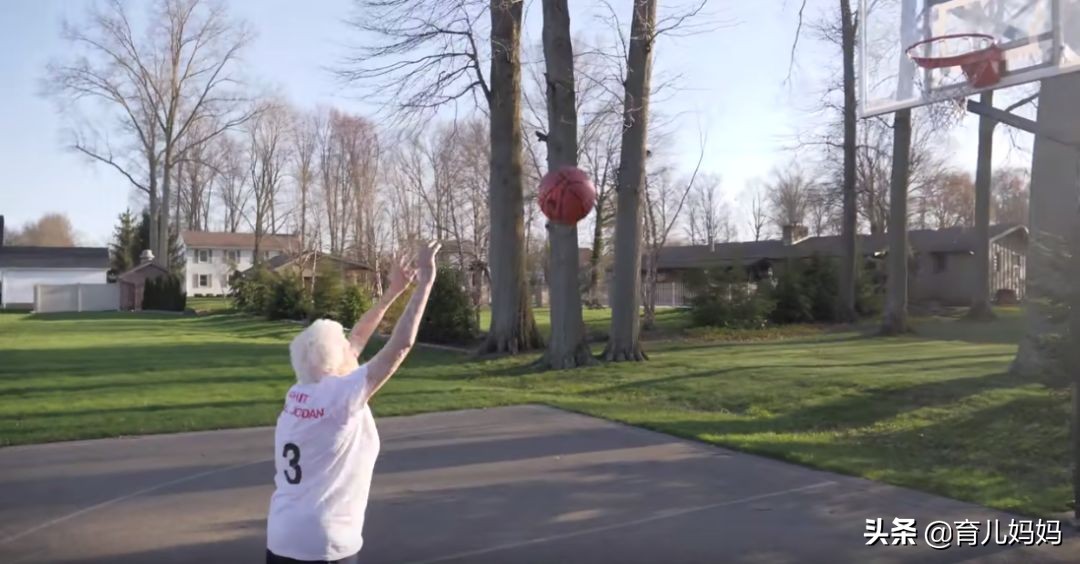 93岁奶奶恶搞27岁孙子一夜爆红！千万网友实力围观：奶奶太坑了！