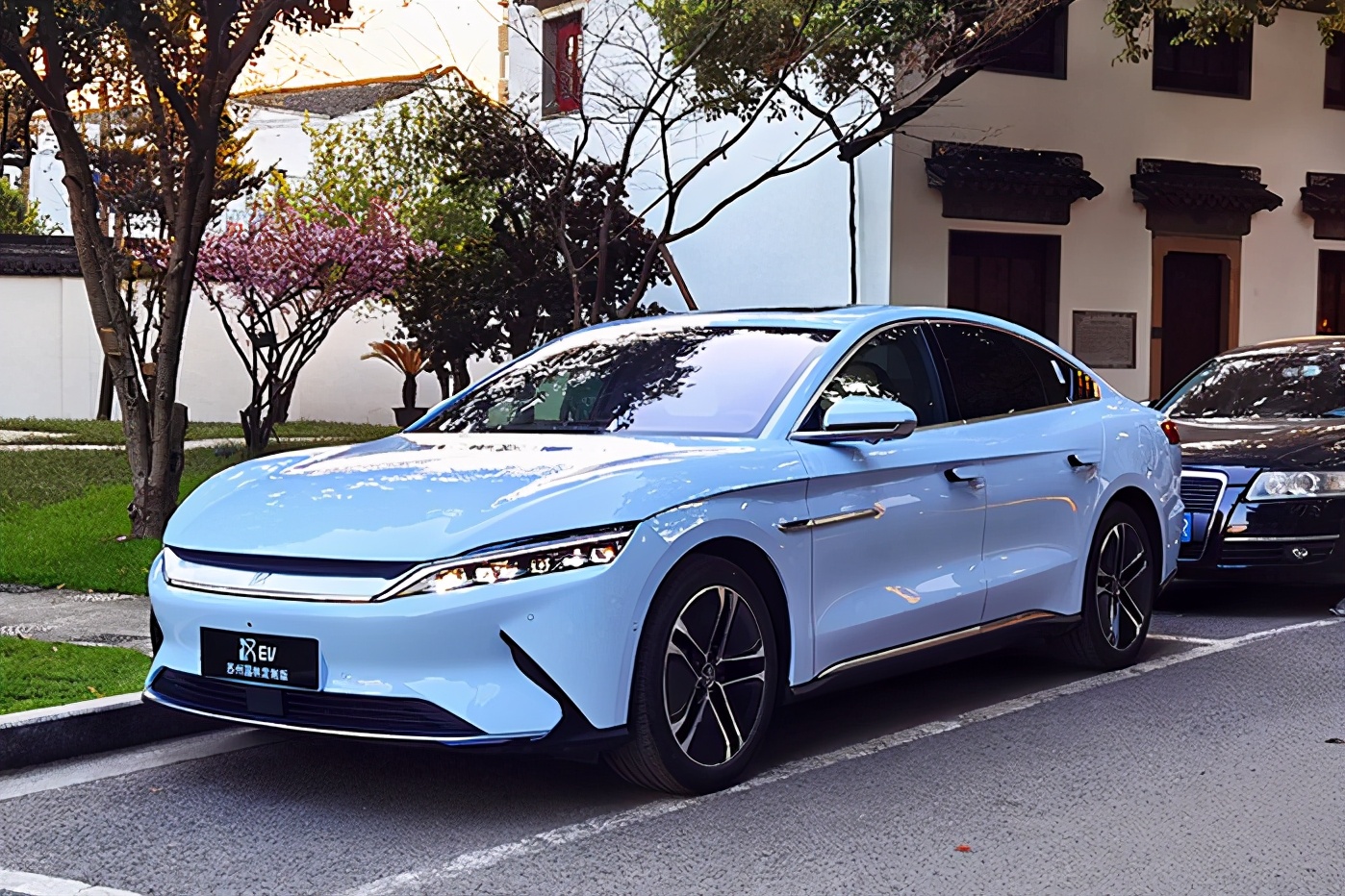 比亚迪汉ev浅色版,比亚迪汉ev内饰白色会变黄