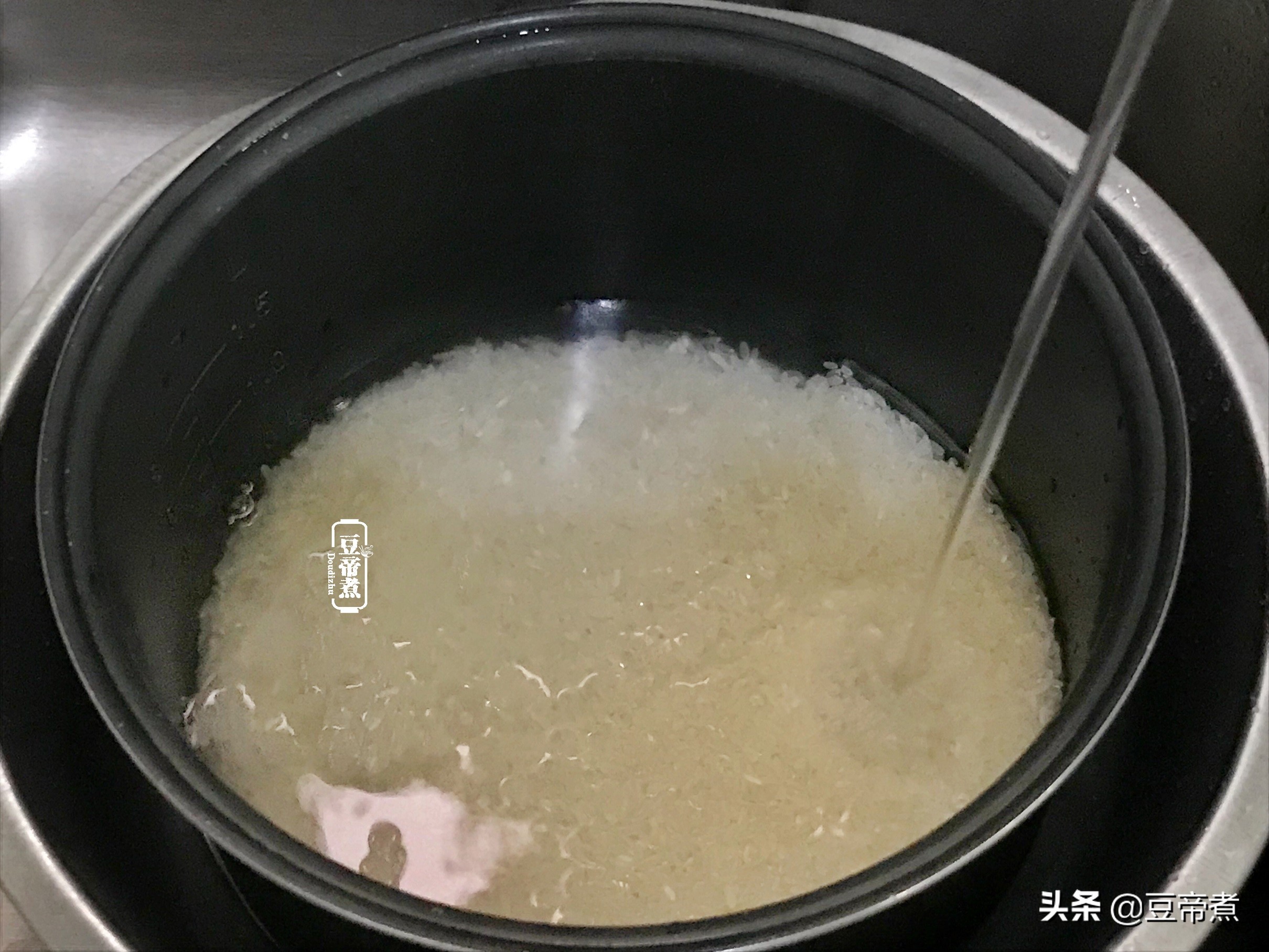 婆婆做个午饭，还加了一根山药，问题是皮也不刮，这能吃吗