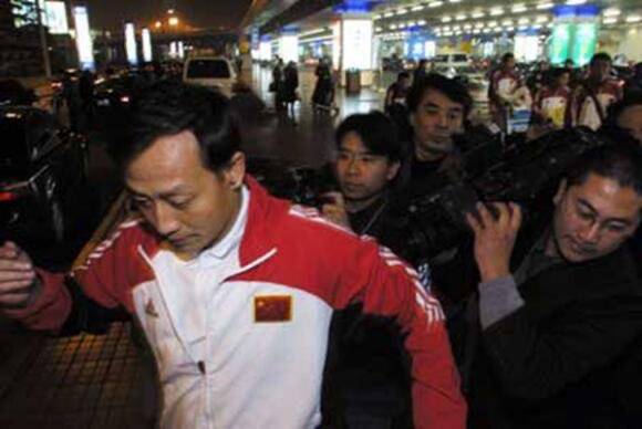 中国足球背后经济原因,国青拜金四少再聚首完整版