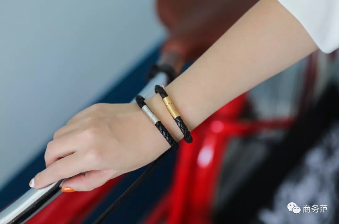 瑞典皇家配饰品牌,几百块戴出万元质感,金色手镯男女戴都好看