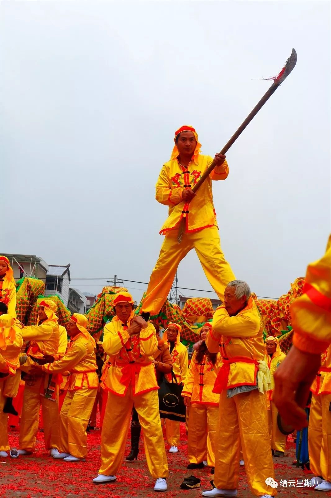有天生神力的小伙,小伙天生神力竟能举起八百吨
