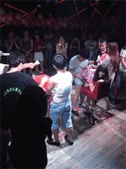 半裸、*舞艳**、排队与老板接吻……为了躲掉公司年会，我辞职了