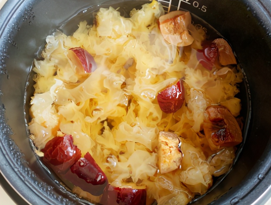 银耳羹出胶小窍门,煮银耳羹没锅盖怎么办