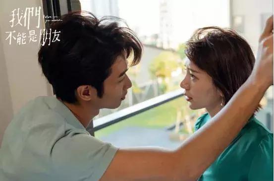 迪丽热巴直播遭男粉骚扰,迪丽热巴遭男子骚扰