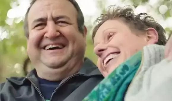 穿着15年的蓬蓬裙的中年男人,粉色蓬蓬裙穿了14年