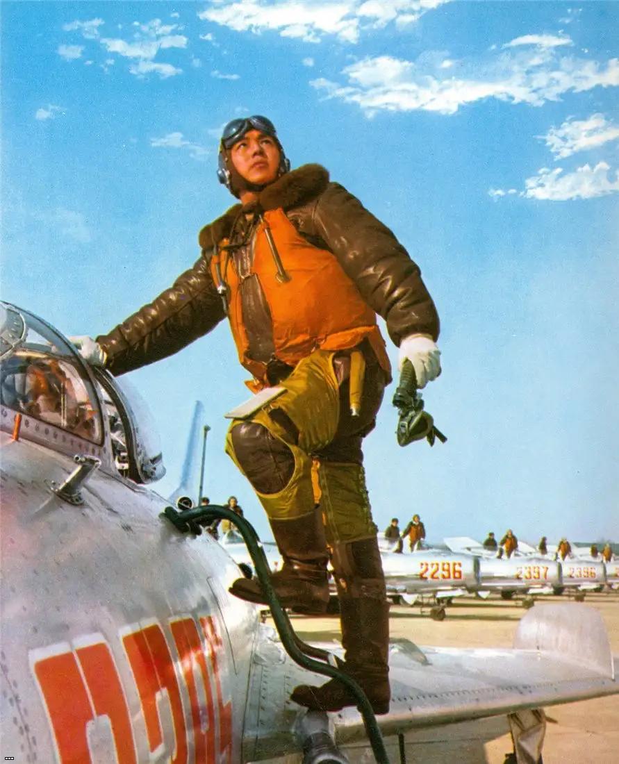 飞行员武器包括哪些,飞行员佩戴的伞刀