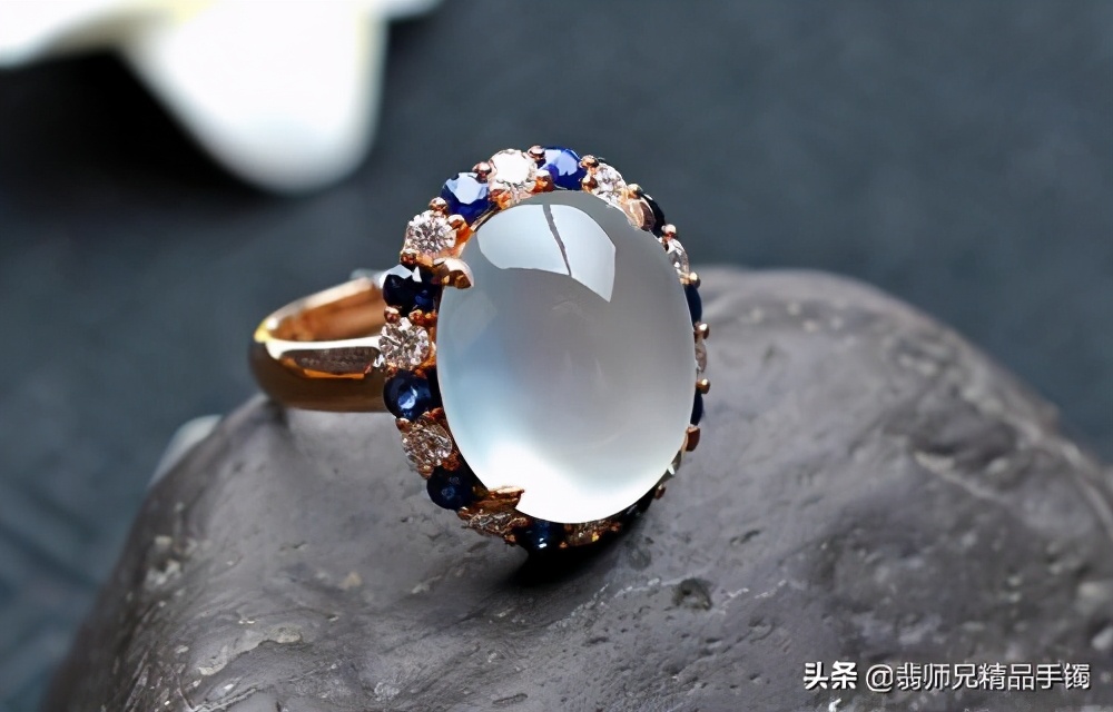 来看看翡翠戒指佩戴在不同手指上的含义