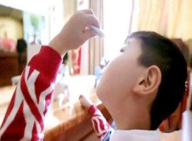 男童不慎把502胶水抹嘴巴胳膊上,孙子误食502胶水