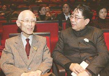 被众人围困靠开朗之书脱出重围,余秋雨被怼得最惨的一次完整版