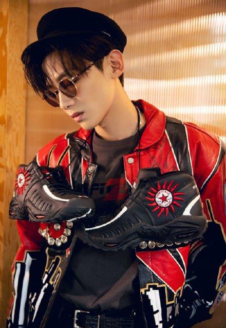 白敬亭穿的安踏粉色篮球鞋是哪双,白敬亭打篮球上海安踏活动背影